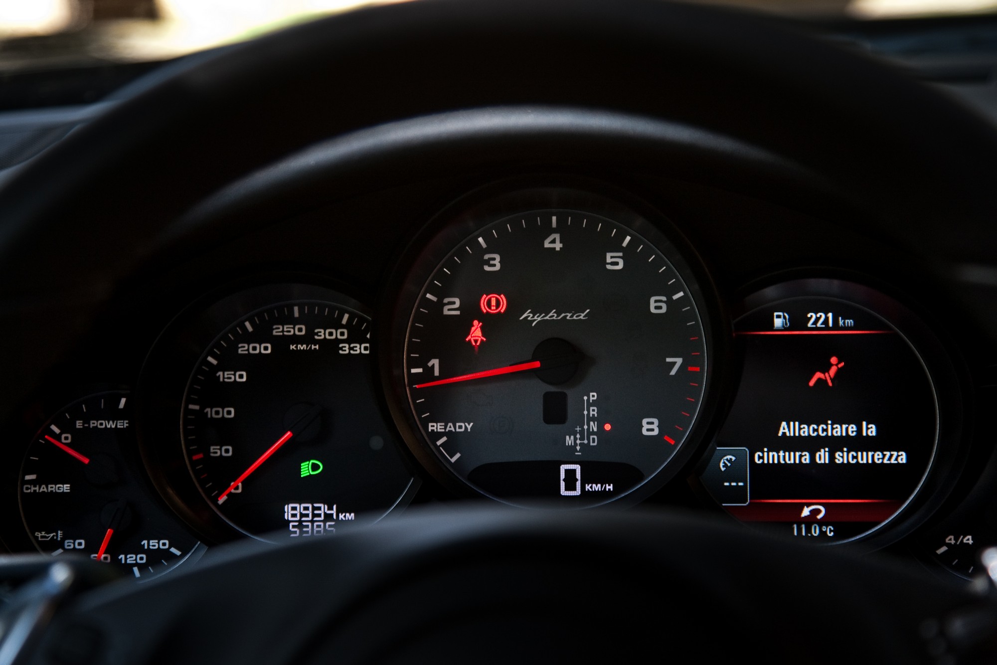 Strumentazione classica Porsche quella della Panamera, ma le indicazioni riportano qualcosa di nuovo...