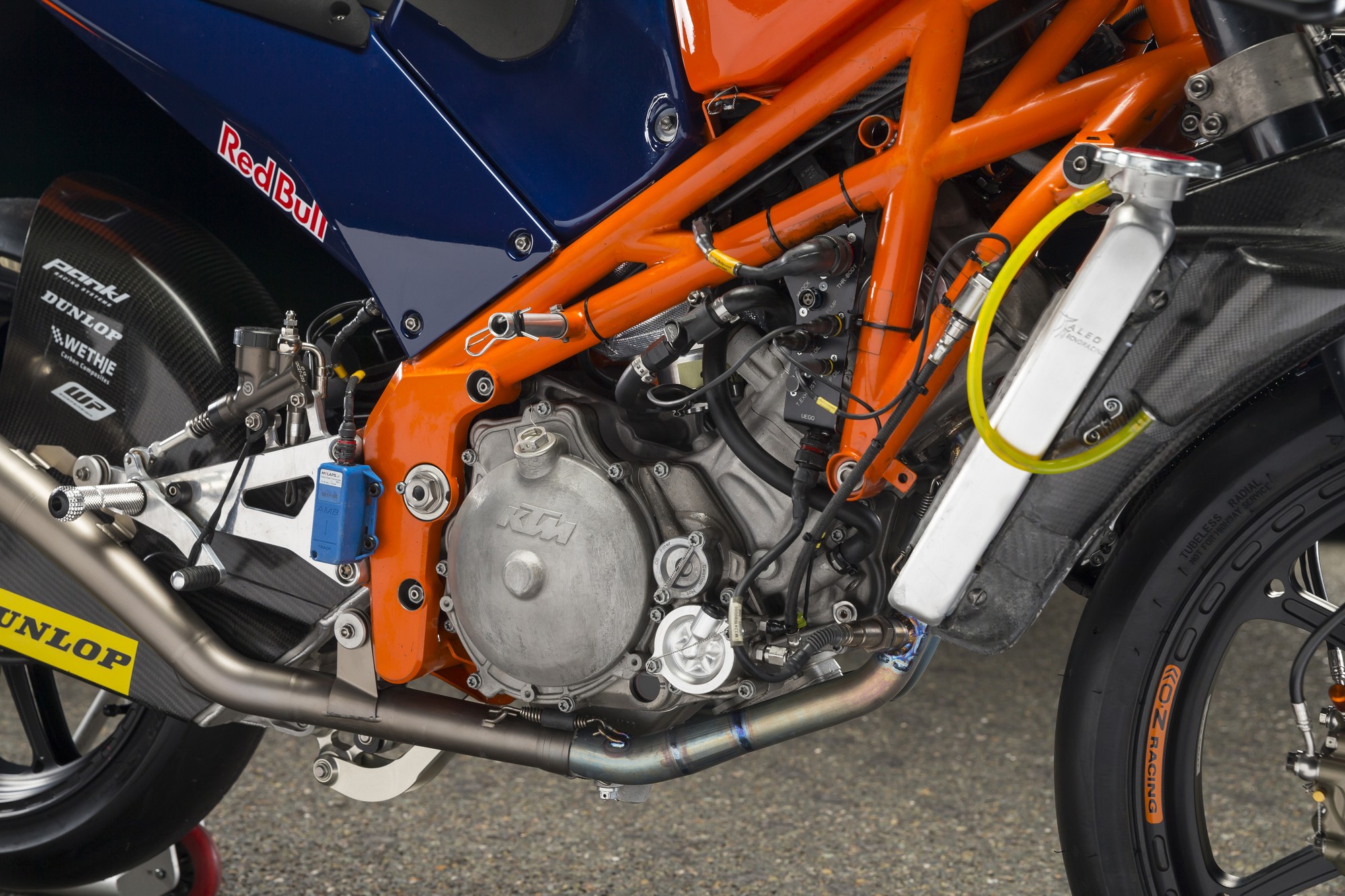 Sotto la carena il telaio a traliccio e il monocilindrico migliore della Moto3. Nessun segreto e' nascosto sotto la carena