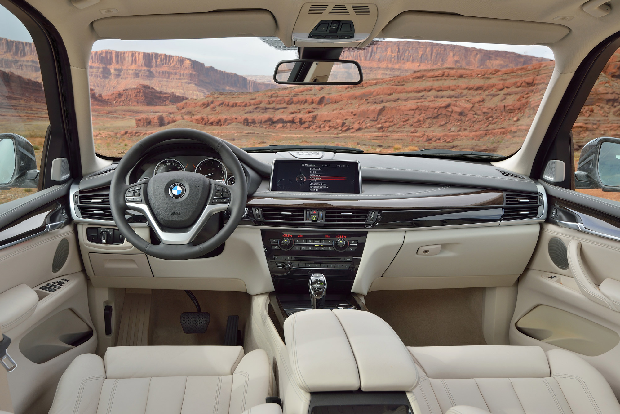 Anche nell'abitacolo si ritrovano le caratteristiche tecniche ed estetiche di Casa BMW