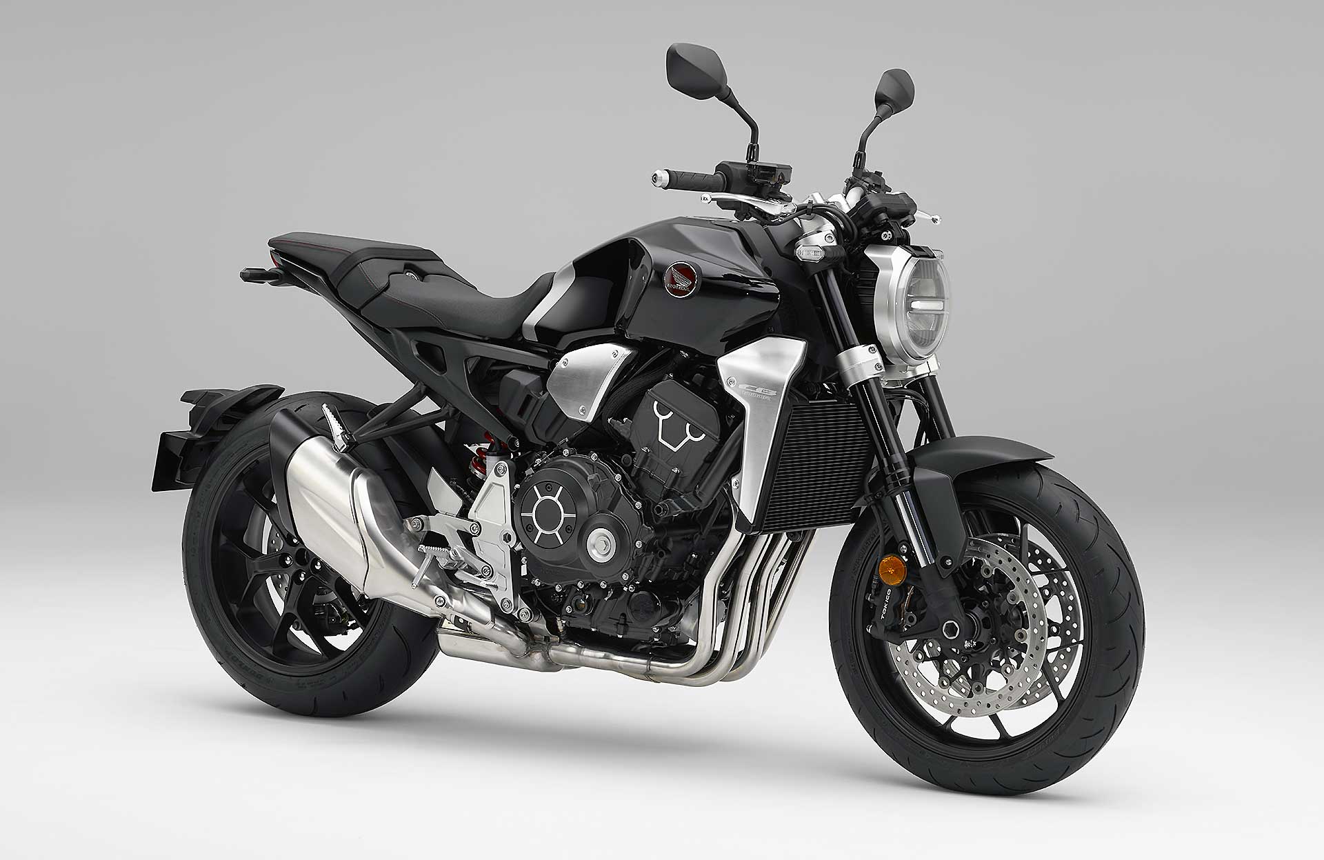 Honda CB1000R frontale su sfondo bianco EICMA, le migliori secondo Red