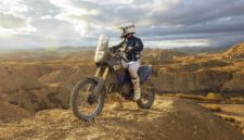 Yamaha Ténéré 700 World Raid deserto sassi frontale laterale con pilota Moto da non perdere eicma