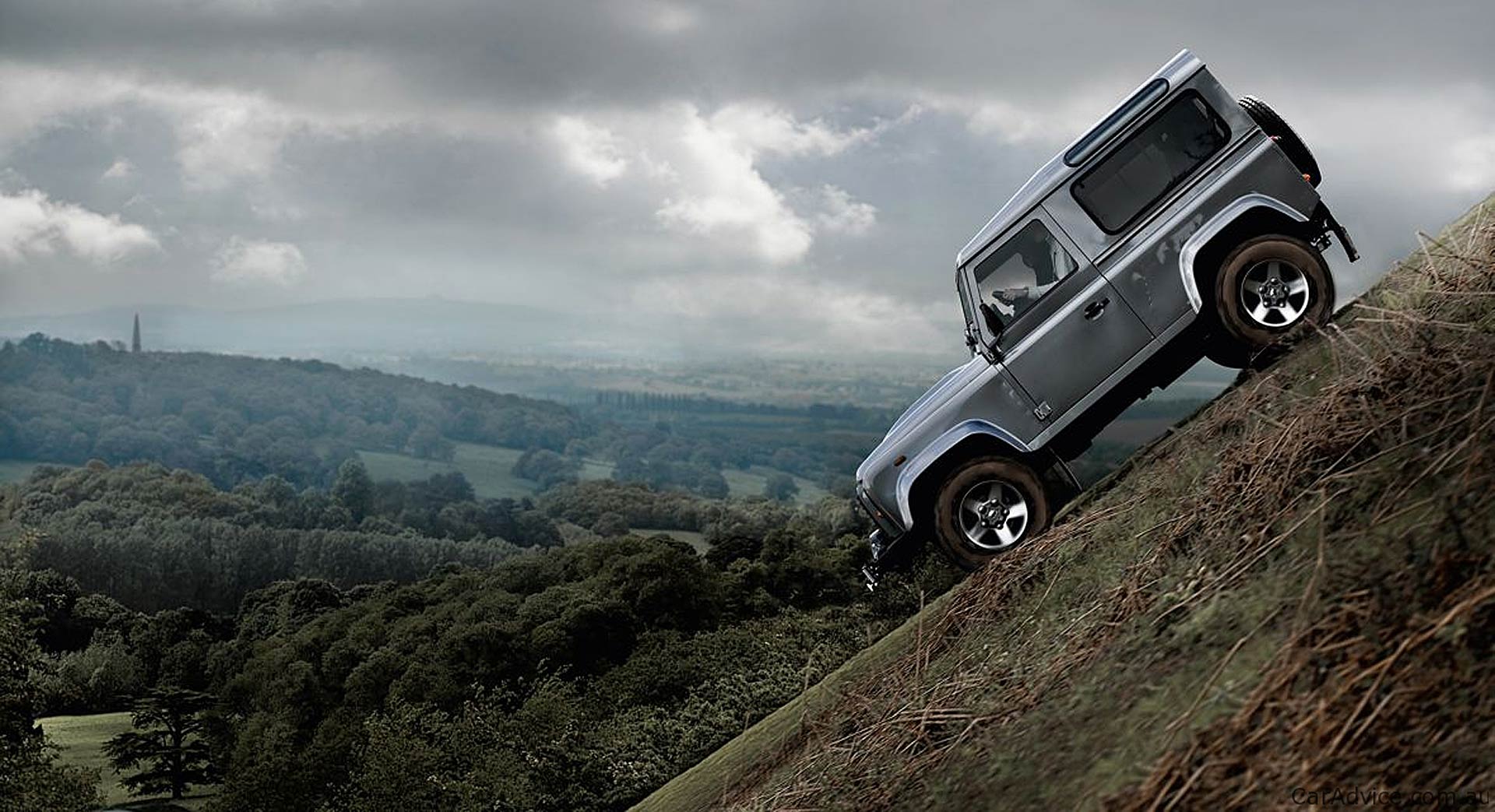 Land Rover Defender su una discesa off-road molto ripida