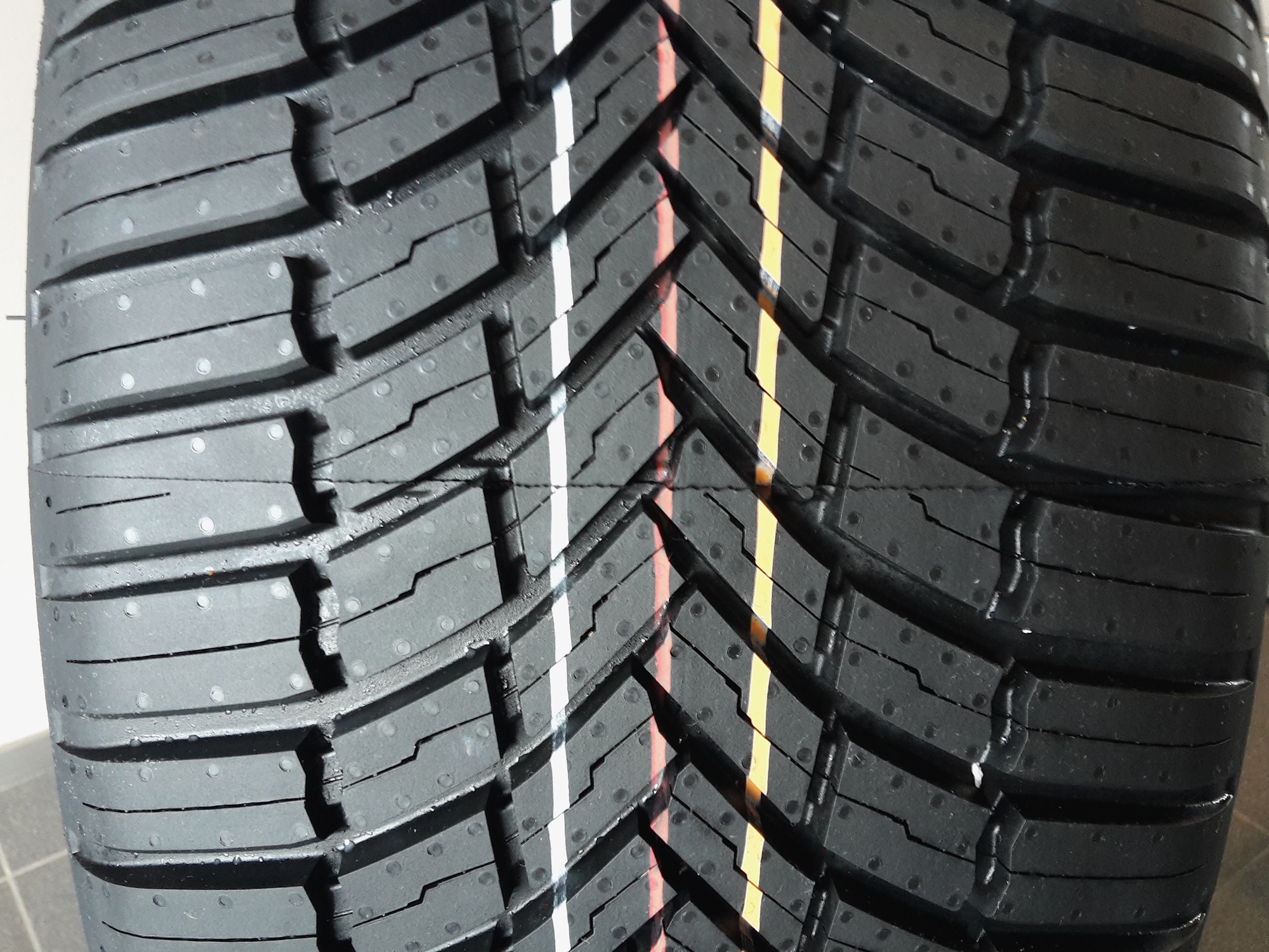 Weather Control A005, le prime 4 stagioni di Bridgestone